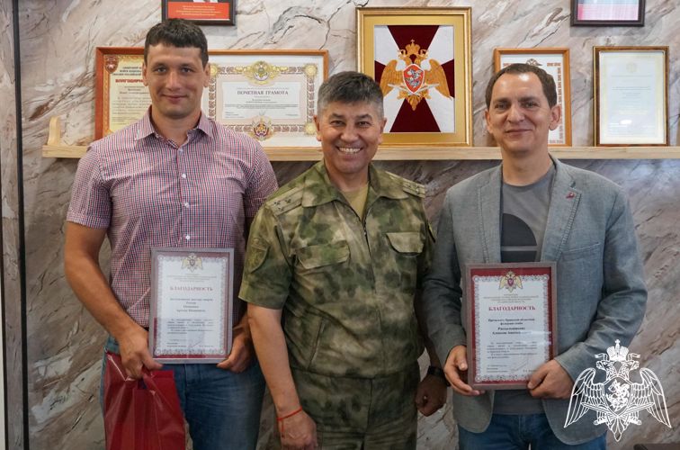 Сотрудники и руководство Управления Росгвардии по Брянской области поздравляют титулованного самбиста Артема Осипенко с получением государственной награды