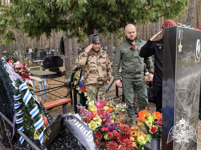 Родителям погибшего офицера войск правопорядка вручили краповый берет