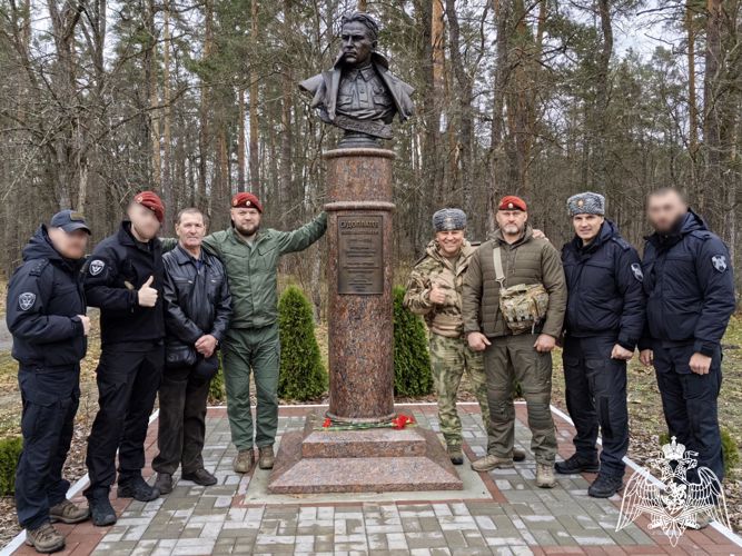 Родителям погибшего офицера войск правопорядка вручили краповый берет