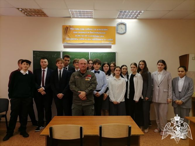 Росгвардейцы проводят уроки мужества для школьников в Брянске