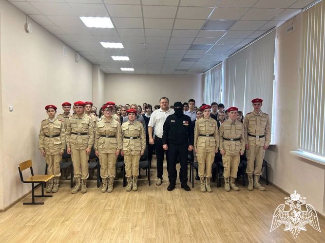 Росгвардейцы проводят уроки мужества для школьников в Брянске