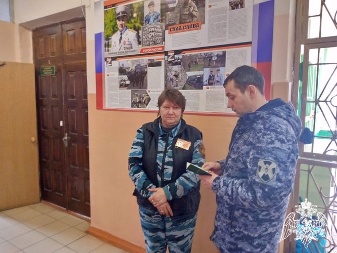 Росгвардейцы проверяют безопасность образовательных учреждений в Брянске