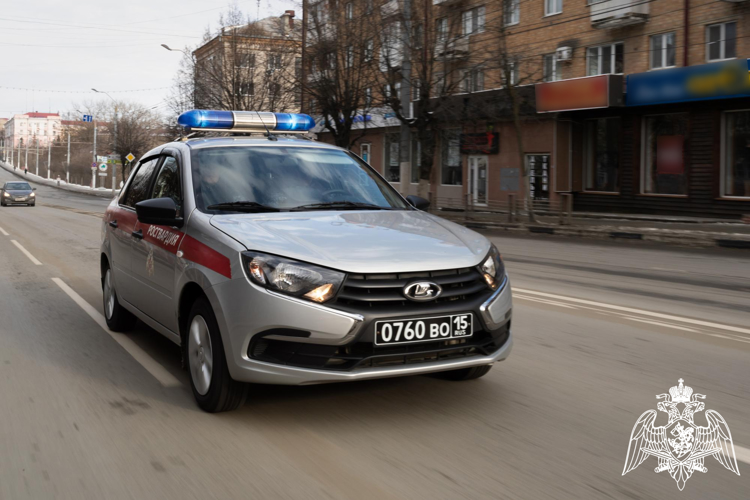 Росгвардейцы задержали гражданина, который пытался расплатиться фальшивой купюрой в Брянске