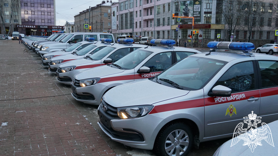 Ключи от новых патрульных автомобилей  вручили сотрудникам Росгвардии в Брянске