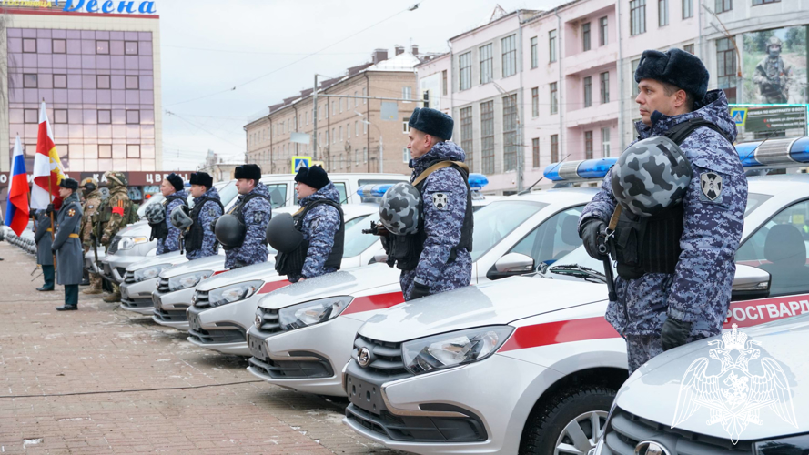 Ключи от новых патрульных автомобилей  вручили сотрудникам Росгвардии в Брянске