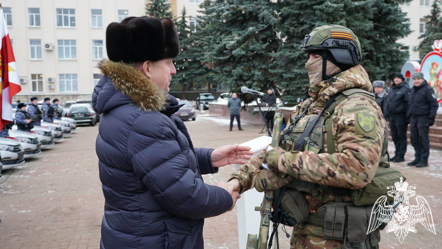 Ключи от новых патрульных автомобилей  вручили сотрудникам Росгвардии в Брянске