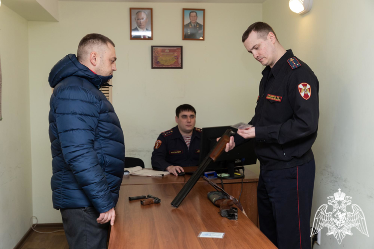 Сотрудники подразделений госконтроля и ЛРР Росгвардии отмечают профессиональный праздник 