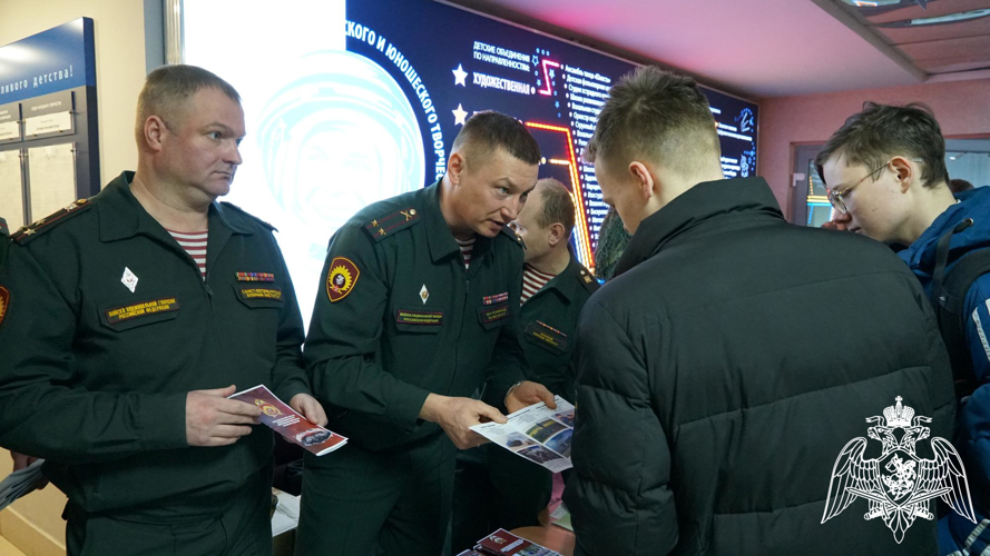 Росгвардейцы приняли участие во всероссийской акции «Есть такая профессия – Родину защищать»