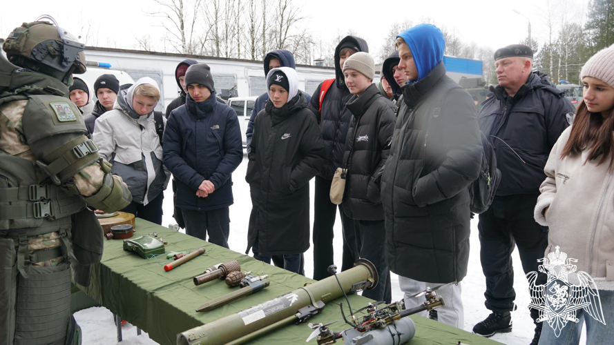 Брянские школьники  побывали в гостях у бойцов отряда мобильного особого назначения