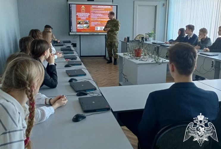 В рамках акции «Дни Росгвардии» росгвардейцы в Брянске встретились со школьниками