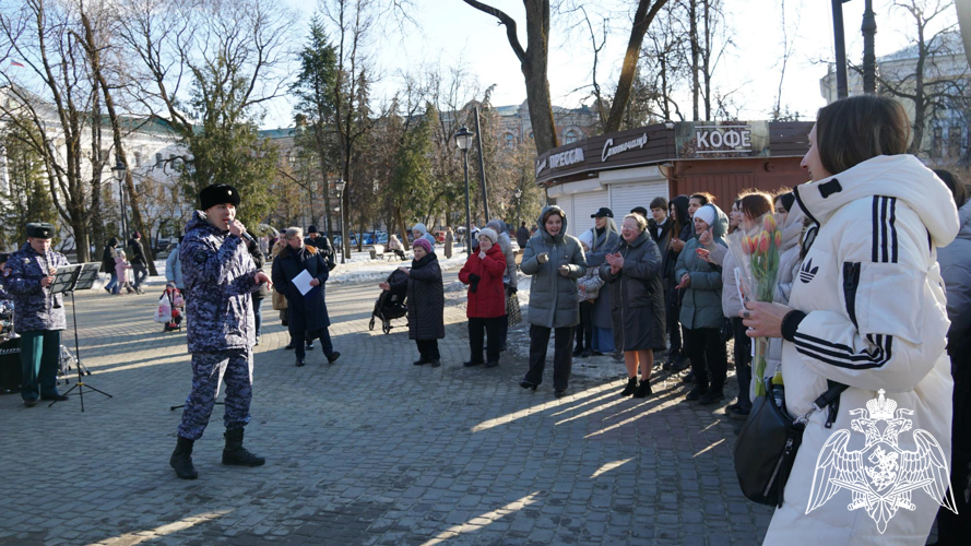 В Брянске сотрудники Росгвардии поздравили женщин города с Международным женским днём