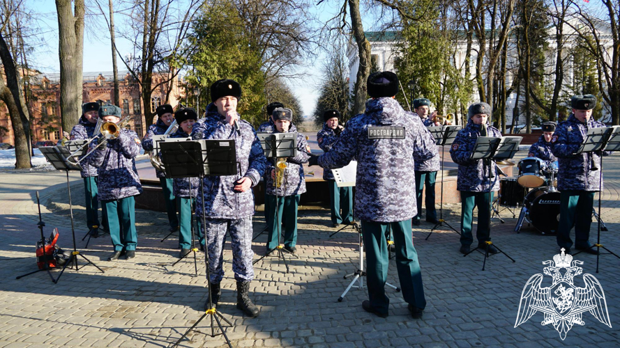В Брянске сотрудники Росгвардии поздравили женщин города с Международным женским днём