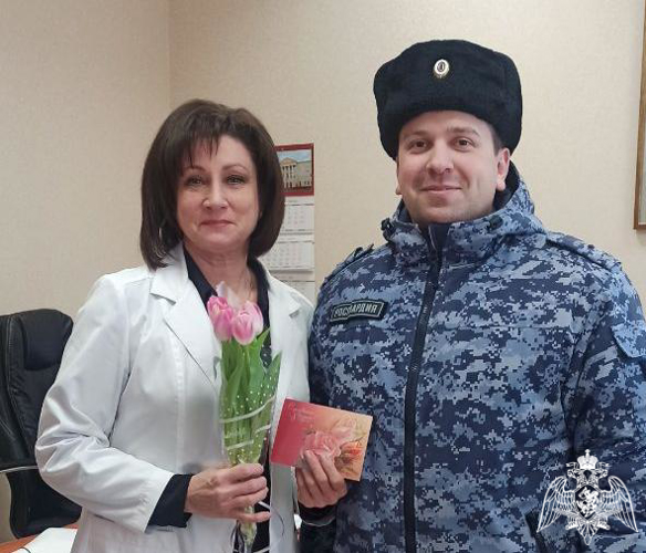 В Брянске сотрудники Росгвардии поздравили женщин города с Международным женским днём