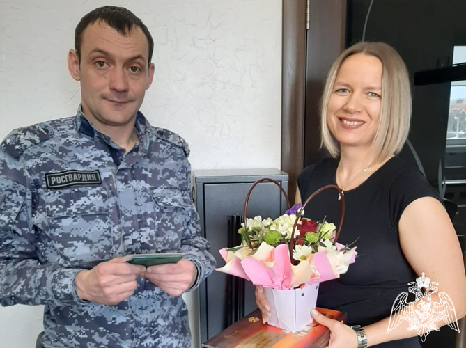 В Брянске сотрудники Росгвардии поздравили женщин города с Международным женским днём