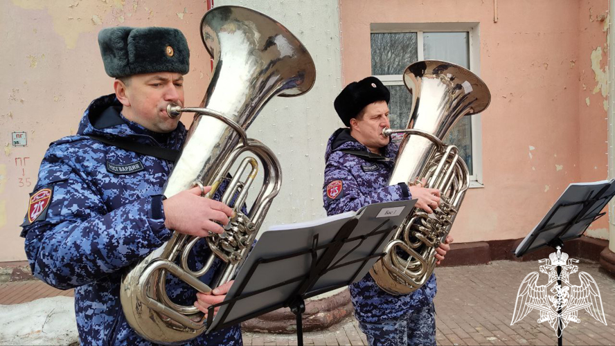 Военный оркестр Росгвардии выступил с весенним концертом для жителей Брянска