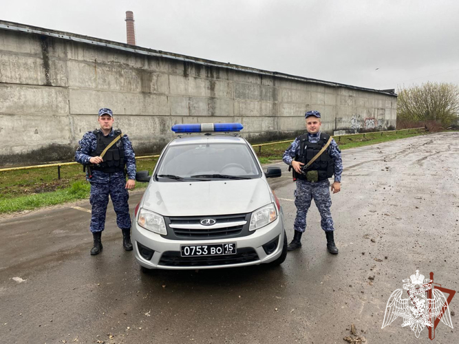 Сотрудники Росгвардии помогли вытащить застрявший  автомобиль в Брянске