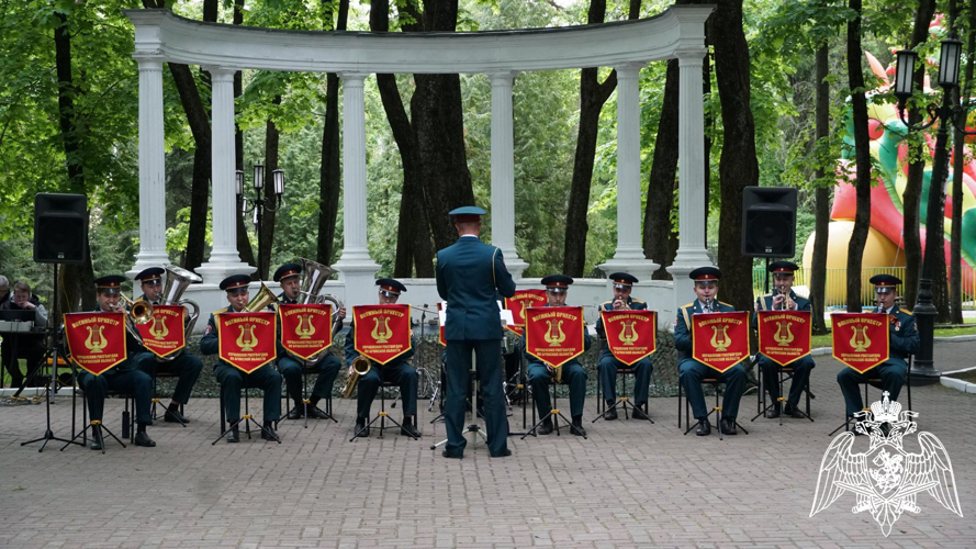 Военный оркестр Росгвардии принял участие в акции «Танцующий май» в Брянске (ВИДЕО)