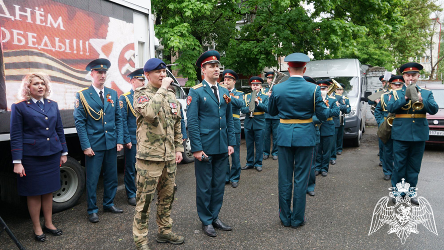 Росгвардия провела парад под окнами ветеранов Великой Отечественной войны в Брянске (ВИДЕО)