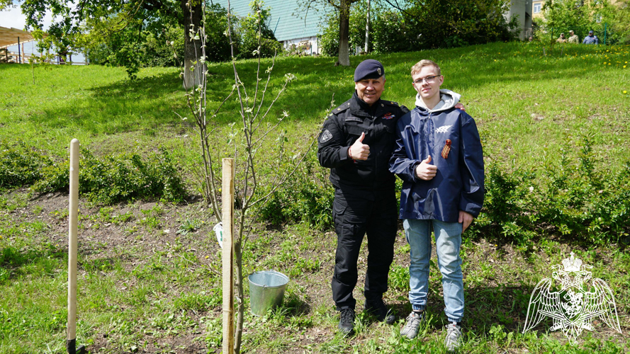 Росгвардейцы поддержали акцию «Сад памяти» в Брянске