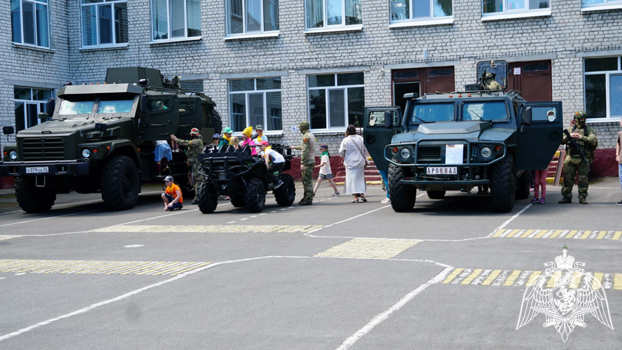 РОСГВАРДЕЙЦЫ ПОБЫВАЛИ В ГОСТЯХ У БРЯНСКИХ ШКОЛЬНИКОВ