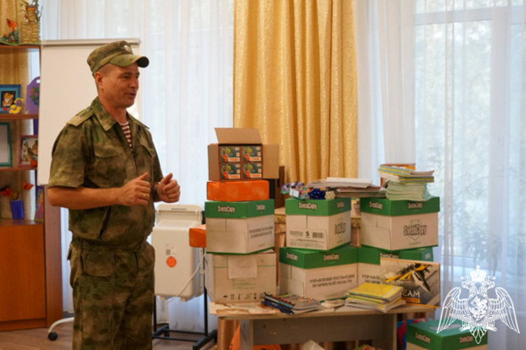 Школьные принадлежности подарили детям росгвардейцы в Брянске