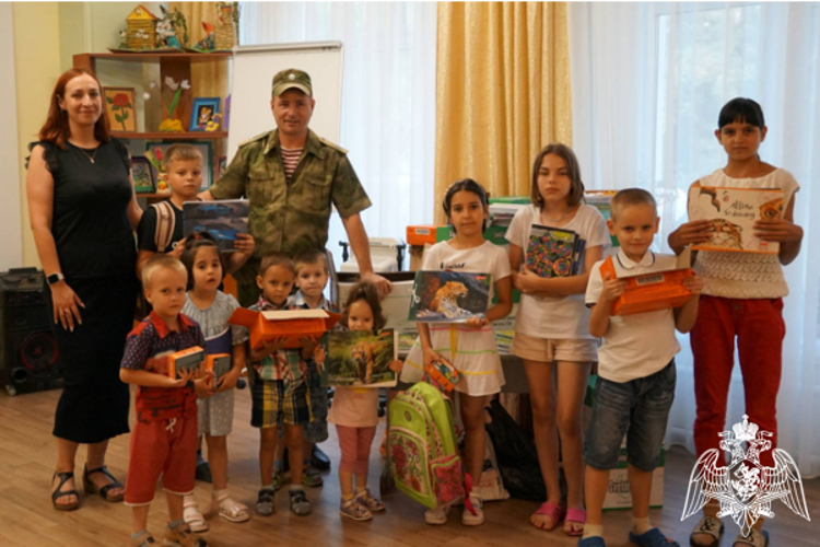 Школьные принадлежности подарили детям росгвардейцы в Брянске