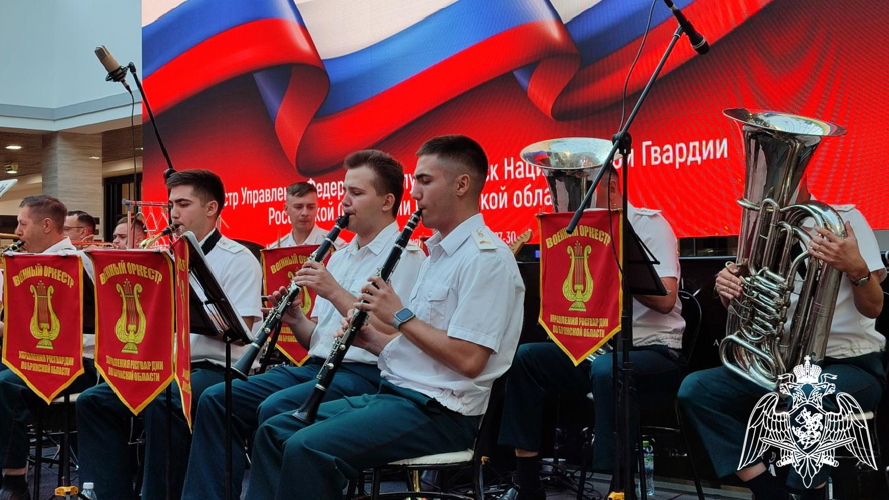 В Брянске военный оркестр регионального Управления Росгвардии выступил с праздничным концертом