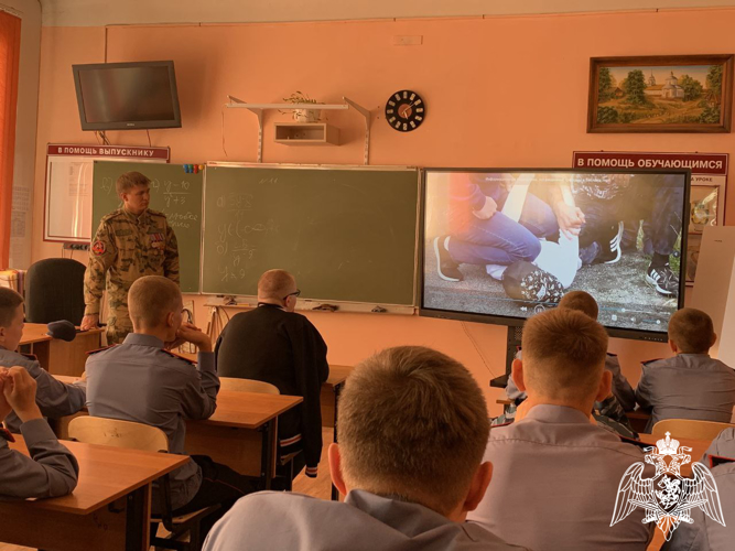 Сотрудник Росгвардии провел для брянских кадет Урок мужества