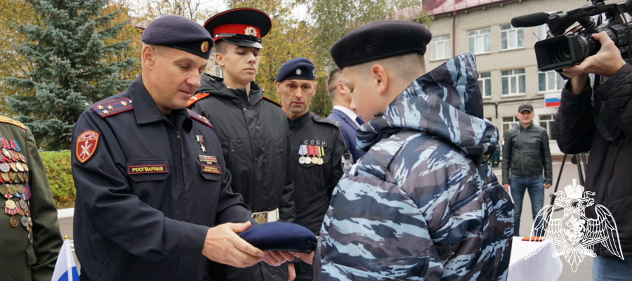 Росгвардейцы вручили берет сотрудника СОБР кадету, который спас детей при нападении украинских националистов в Брянской области