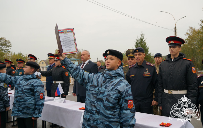 Росгвардейцы вручили берет сотрудника СОБР кадету, который спас детей при нападении украинских националистов в Брянской области