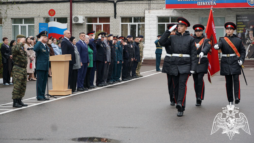 Росгвардейцы вручили берет сотрудника СОБР кадету, который спас детей при нападении украинских националистов в Брянской области