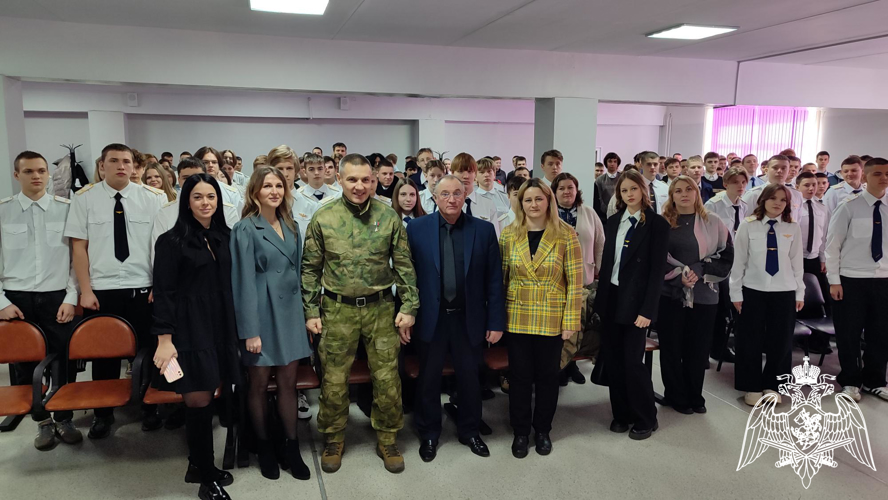 Герой России Андрей Фроленков провел урок мужества для брянских учащихся