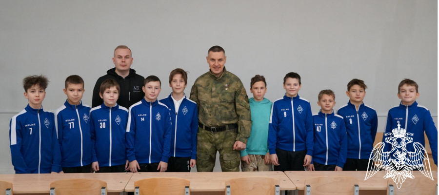 Герой России Андрей Фроленков встретился с юными спортсменами