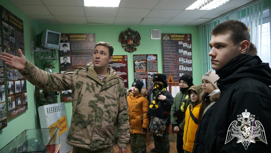 Воспитанники «Гвардейской смены» побывали в Управлении Росгвардии по Брянской области