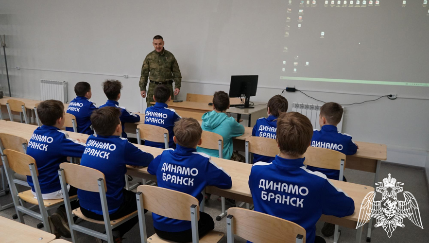 Герой России Андрей Фроленков встретился с юными спортсменами
