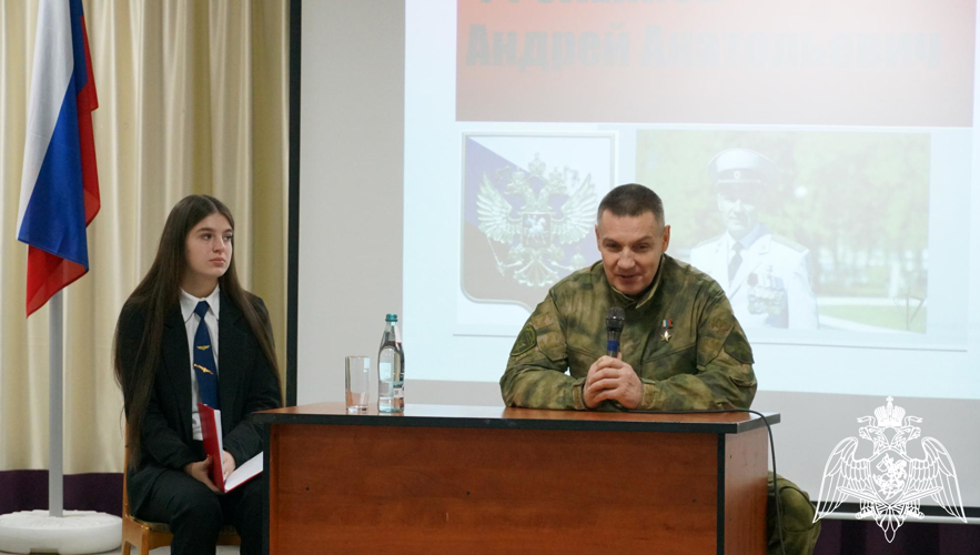 Герой России Андрей Фроленков провел урок мужества для брянских учащихся