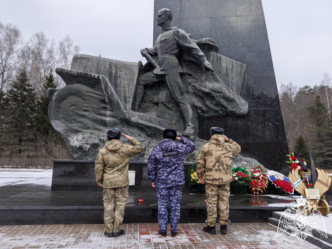 Брянские росгвардейцы почтили память воинов-водителей 