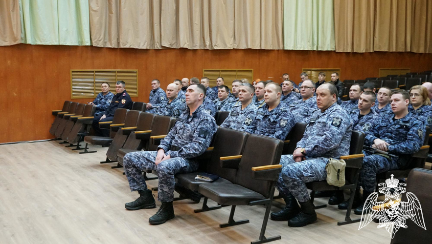 Сотрудница Госавтоинспекции провела встречу с личным составом вневедомственной охраны в Брянске