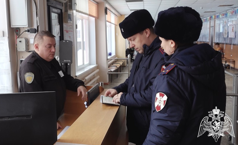 Росгвардейцы проверили безопасность образовательных учреждений в Брянске