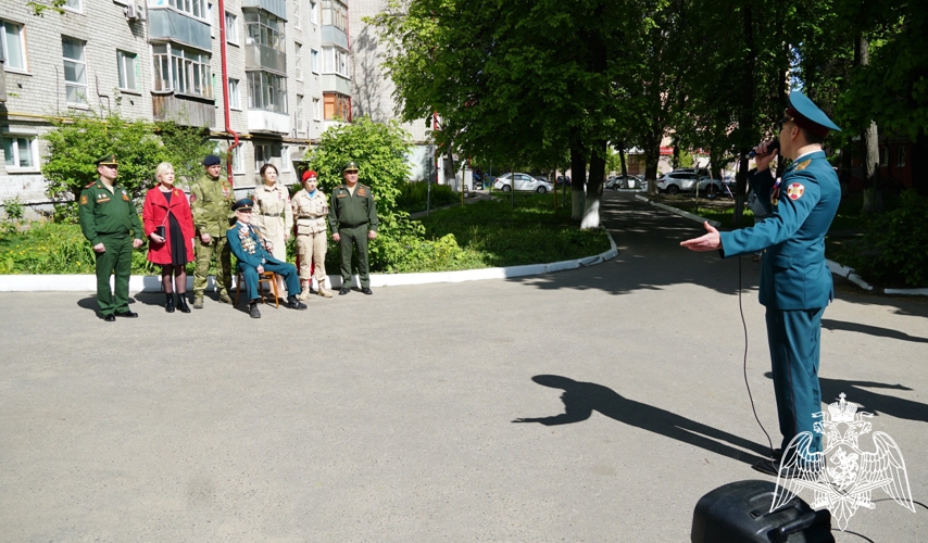 Росгвардия провела парад под окнами ветеранов Великой Отечественной войны в Брянске