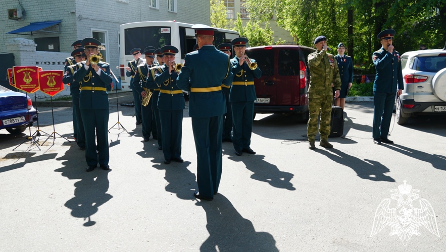 Росгвардия провела парад под окнами ветеранов Великой Отечественной войны в Брянске