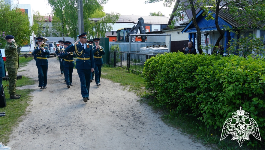 Росгвардия провела парад под окнами ветеранов Великой Отечественной войны в Брянске