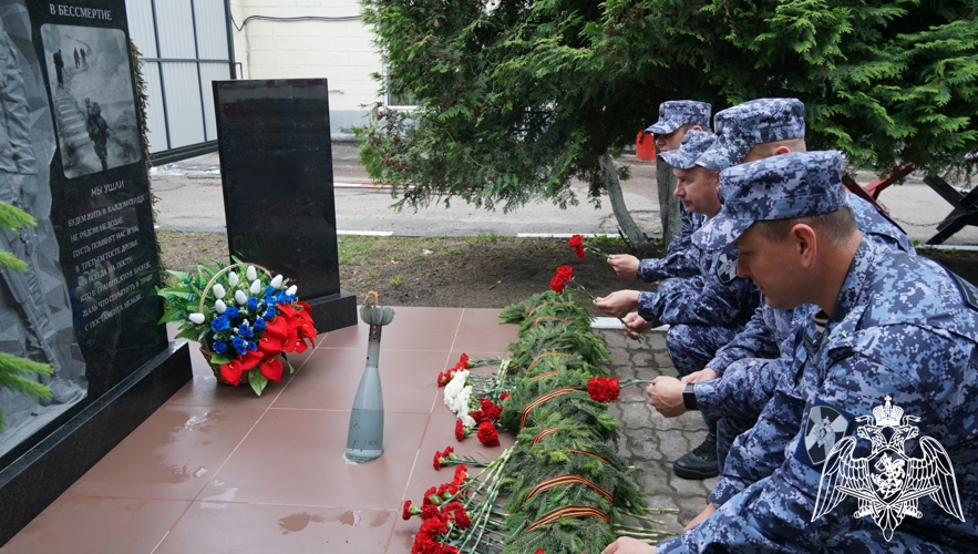 В Брянске состоялось торжественное открытие памятника, посвящённого памяти погибших военнослужащих и сотрудников войск правопорядка