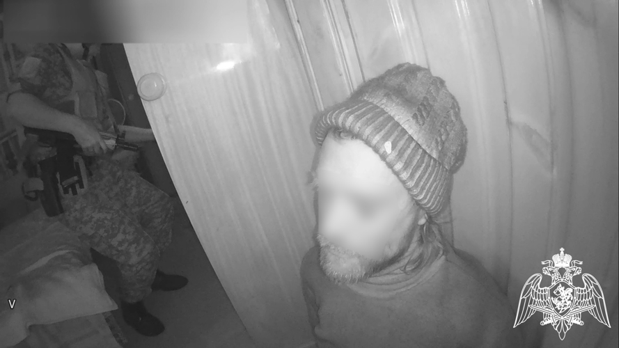 В Брянске сотрудники Росгвардии задержали мужчину, который незаконно проник в дачный дом