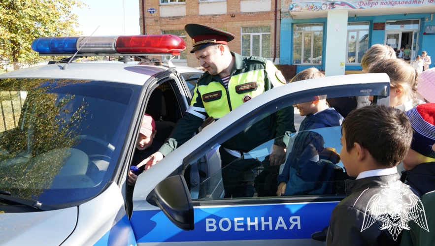 Военный автоинспектор Росгвардии провёл занятие по правилам дорожного движения со школьниками в Брянске
