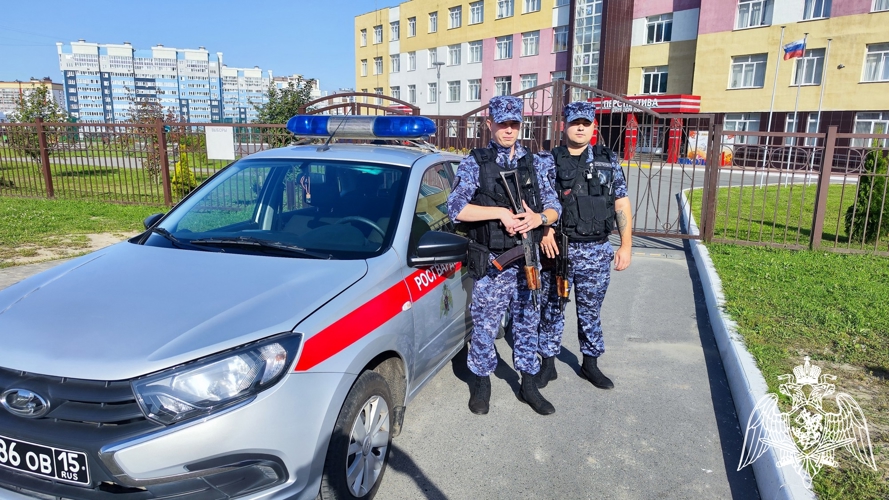 Сотрудники Росгвардии обеспечили безопасность празднования Дня знаний в Брянске
