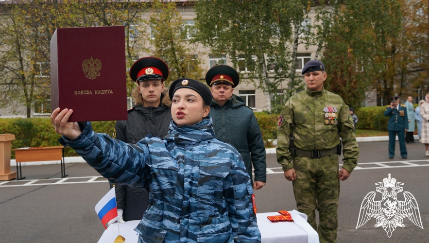 В БРЯНСКЕ РОСГВАРДЕЙЦЫ ПОЗДРАВИЛИ КАДЕТ С ПРИНЯТИЕМ КЛЯТВЫ КАДЕТА