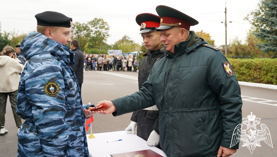 В БРЯНСКЕ РОСГВАРДЕЙЦЫ ПОЗДРАВИЛИ КАДЕТ С ПРИНЯТИЕМ КЛЯТВЫ КАДЕТА