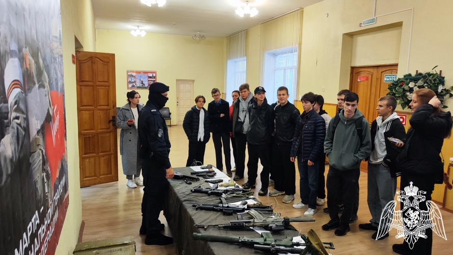 Брянские студенты и школьники побывали в гостях у вневедомственной охраны Росгвардии