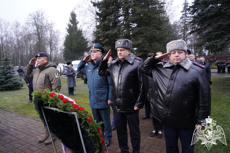 Начальник Управления Росгвардии по Брянской области генерал-майор полиции Иван Ванчугов принял участие в памятных мероприятиях, посвящённых Дню неизвестного солдата.
